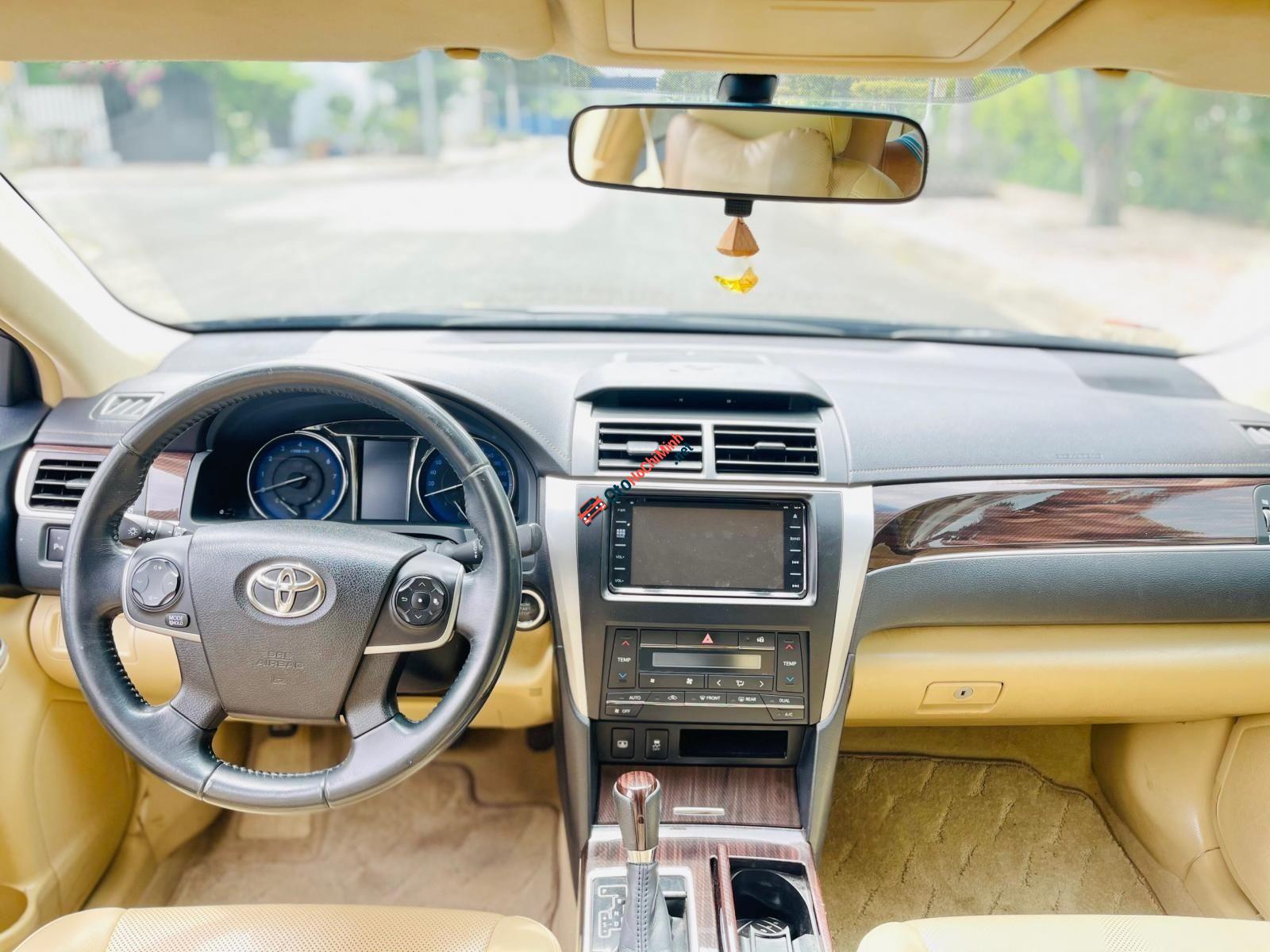 Toyota Camry dùng 8 năm rao bán hơn 900 triệu