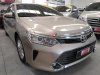 Toyota Camry E 2016 - Bán Toyota Camry 2.0E 2016, vàng cát, mới đi 24.000km, xe cực đẹp, biển số Sài Gòn 72x. 79