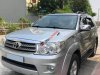 Toyota Fortuner V 2011 - Cần bán xe Toyota Fortuner 2011 máy xăng, số tự động, màu bạc 2 cầu