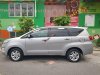 Toyota Innova E 2016 - Cần bán xe Toyota Innova E model 2017 màu bạc, xe gia đình, giá tốt