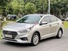 Hyundai Accent  MT 2018 - Cần bán gấp Hyundai Accent MT đời 2018, màu bạc, giá 385tr