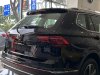 Volkswagen Tiguan Tiguan LuxuryS đen 2022 - Bán ô tô Volkswagen Tiguan Tiguan LuxuryS đen 2022, màu đen, nhập khẩu chính hãng