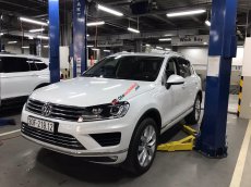 Volkswagen Touareg SUV 2017 - Cần bán Volkswagen Touareg 2017, trắng ngọc trinh, còn mới tinh không lầm lỗi, Odo 6200Km, full options