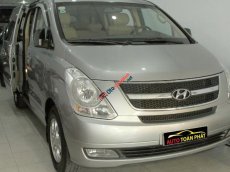 Bán Hyundai Starex MT sản xuất 2013, màu bạc xe gia đình
