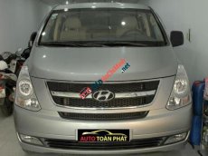 Bán Hyundai Starex 2.4 MT năm 2013, màu bạc xe gia đình