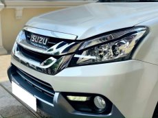 Isuzu MU-X 3.0AT 2017 - Bán ISUZU MU-x 2016 đk 2017 số tự động máy dầu màu trắng xe chính chủ