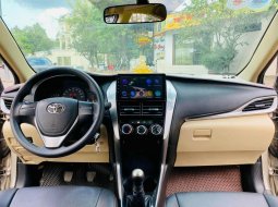 Toyota Vios 1.5MT 2020 - Bán xe TOYOTA Vios 2020 màu vàng số sàn xe đẹp ít đi xe chính chủ biển sài gòn